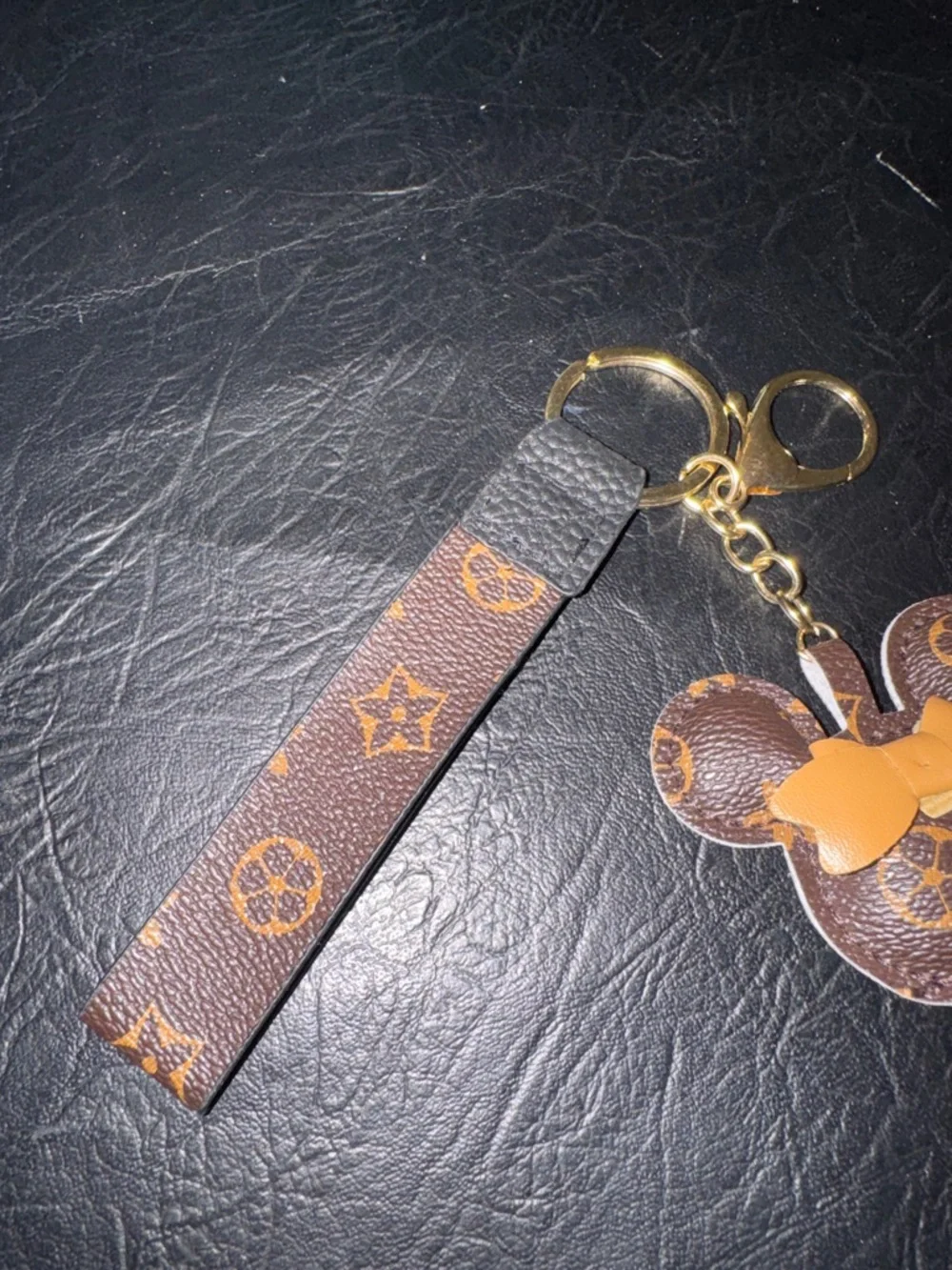 Keychain wristlet dark brown faux leather mouse with bow, NEW (SS)